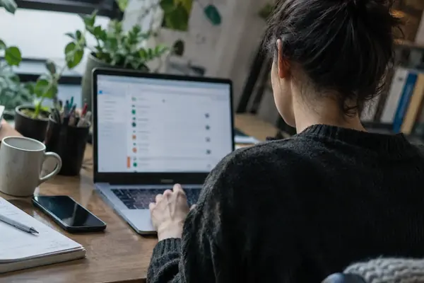 Badge Counts Under Scrutiny: Do Unread Indicators Actually Help Users Decide?